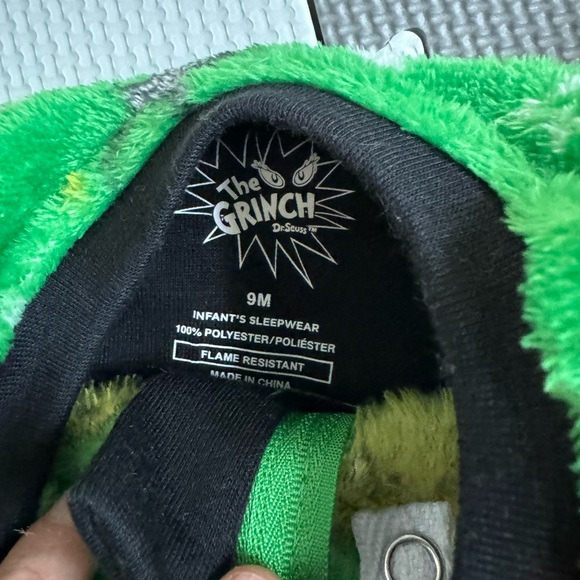 Like New 2 piece The Grinch Pajama Set - 9 Months - Picture 2 of 2